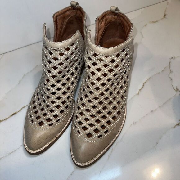 Jeffrey Campbell Cutout Taggart Booties Natural Beige Leather Size 7 - Picture 4 of 11